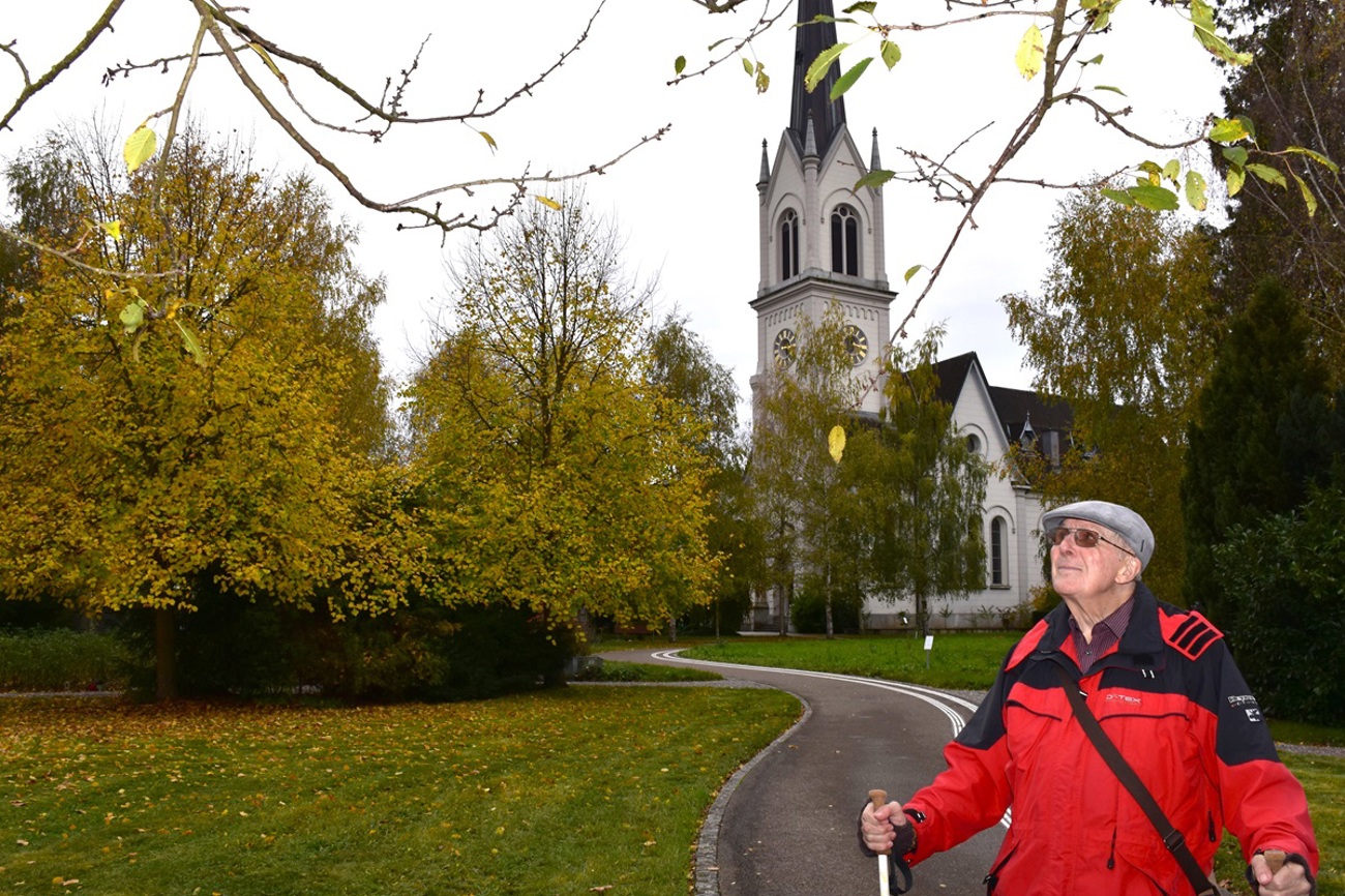 Walter Keller vor der Evangelischen Kirche Kreuzlingen: Für ihn sind Kirchtürme Antennen zum Himmel und die Glocken die Sprache der Engel. (Bild: cbs)