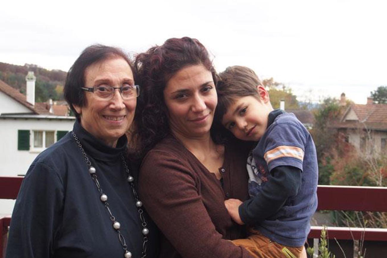 Die Aleppinerin Suzan Khachigian-Apartian (links) besuchte drei Monate ihre Tochter Houry Dora Apartian und ihre Enkel in Riehen. | Boris Burkhardt