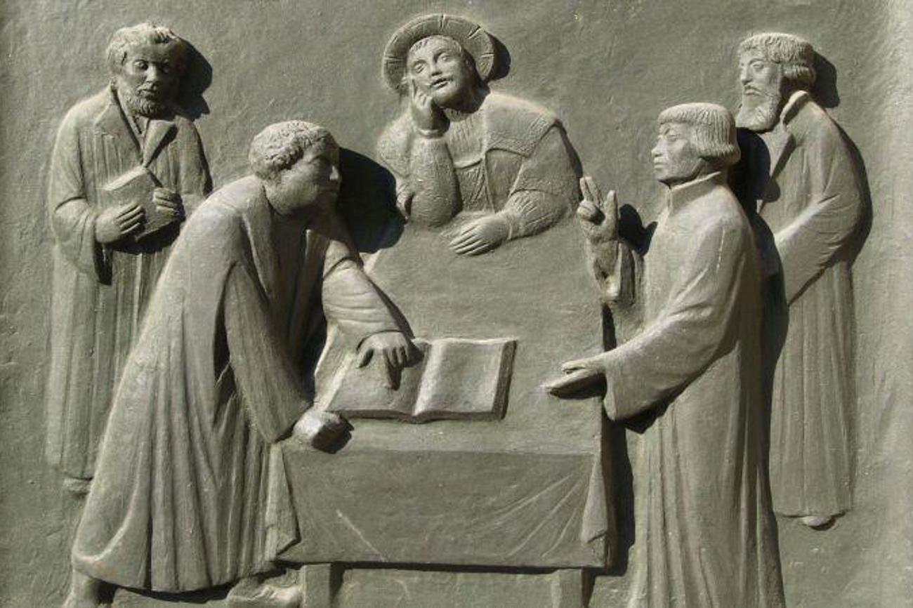 Auch unter den Reformatoren gabs Meinungsverschiedenheiten, etwa in der Frage der Präsenz Christi beim Abendmahl. Martin Luther (v.l.) und Ulrich Zwingli (v.r.) im Streitgespräch. | Bild Wikimedia