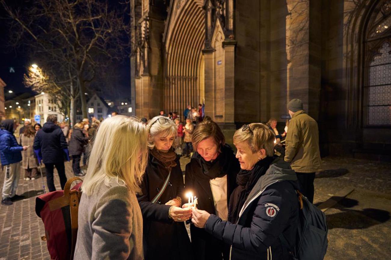 Auch vor der Kirche standen die Menschen zusammen.