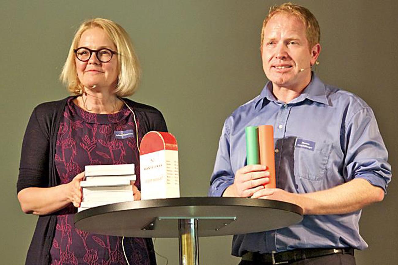 Juliane Hartmann und Thomas Schaufelberger präsentieren an der Vernissage das neue Ausbildungskonzept für Pfarrerinnen und Pfarrer «Perspektiven für das Pfarramt». | tz/kibo