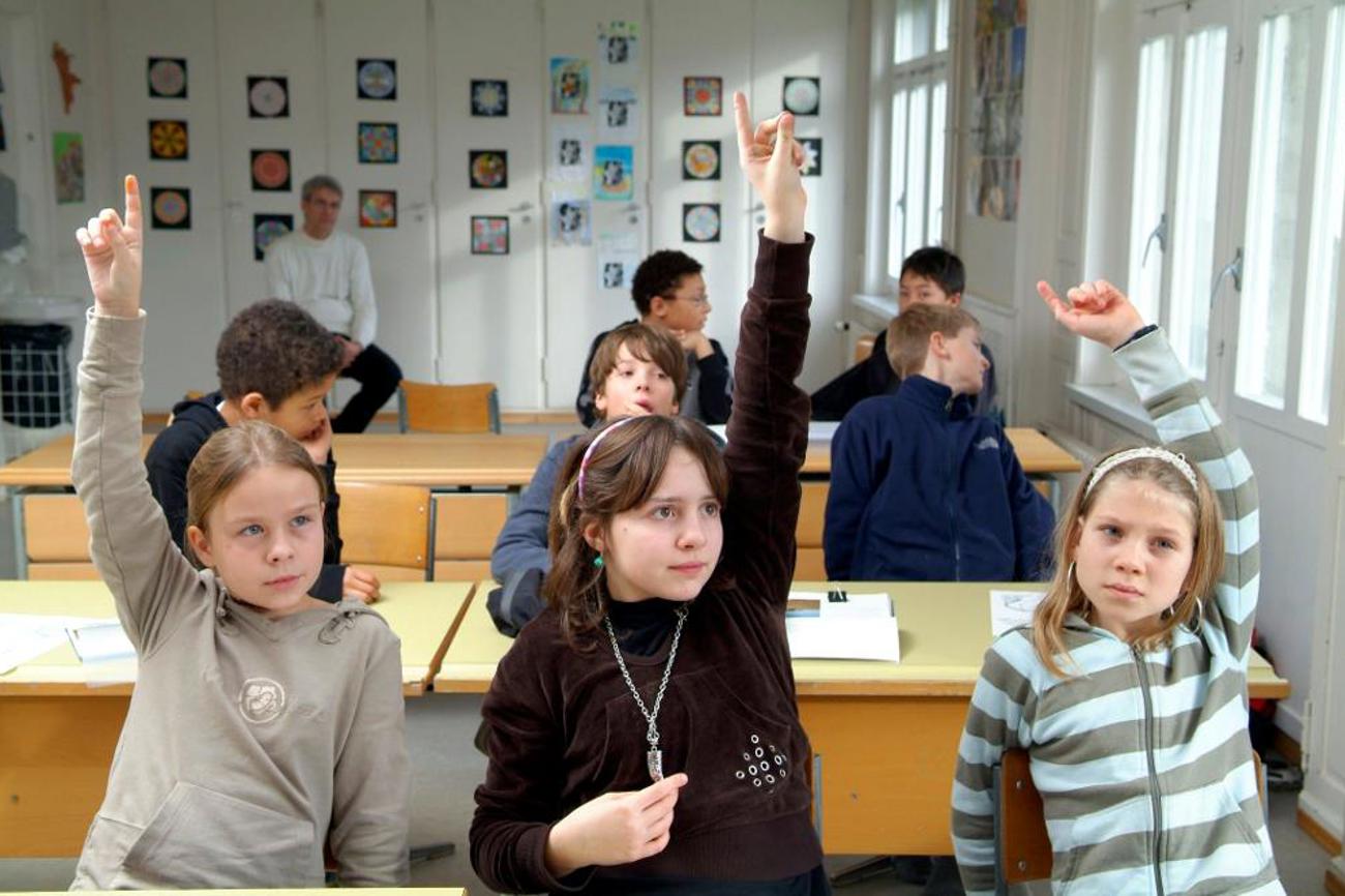 Blick in ein St. Galler Klassenzimmer während dem Religionsunterricht. Besuchen ihn auch Konfessionslose, geraten Kirchgemeinden in eine Zwickmühle. |  Reformierte Medien/Gion Pfander