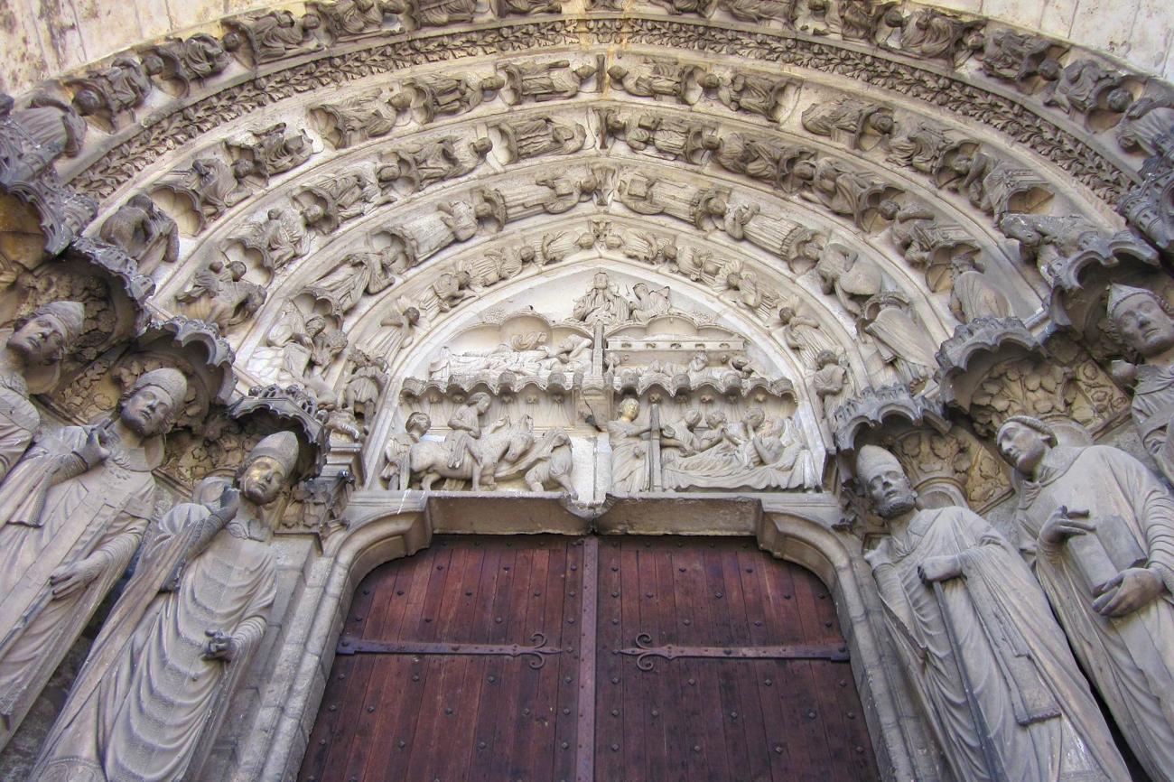 Das Tor an der Westfassade der Kathedrale von Chartres. 
Foto: pixabay.