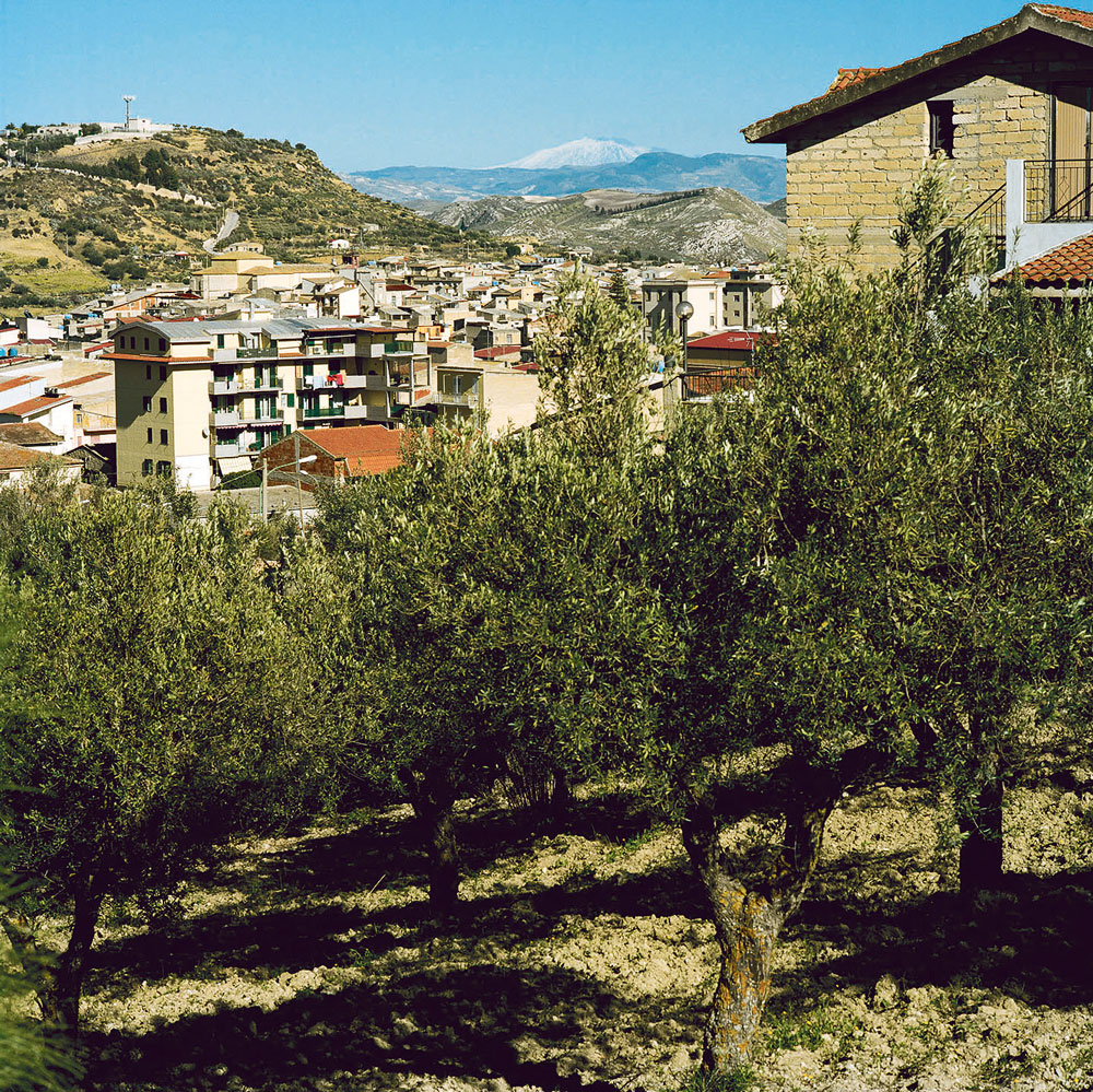 Blick auf das Städtchen Riesi auf Sizilien. | Foto: Gustavo Alàbiso