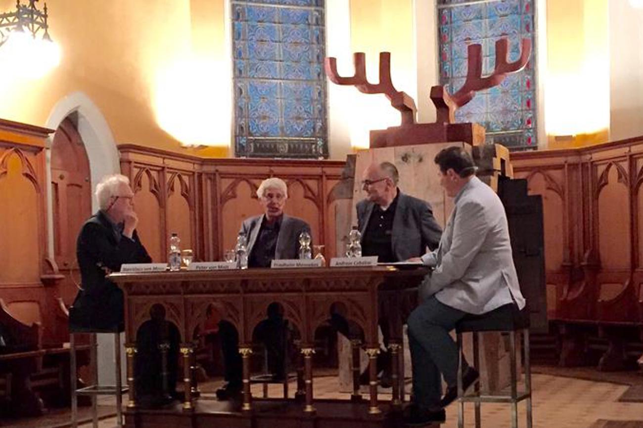 Ein Hirschgeweih über allem: Stanislaus von Moos, Peter von Matt, Friedhelm Mennekes und Andreas Cabalzar in der Kirche Erlenbach. | ref.ch