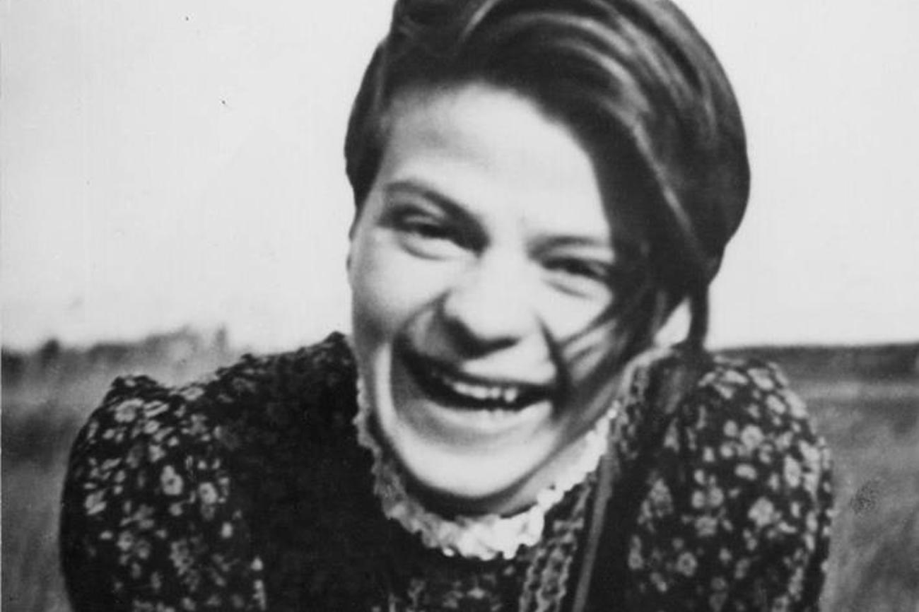 Sophie Scholl arbeitete 1941/42 als Kindergärtnerin in Blumenberg. 
Foto gemacht von ihrem Bruder Hans Scholl anlässlich eines Besuches. Er wurde zusammen mit Sophie hingerichtet.
Bildquelle Wikipedia