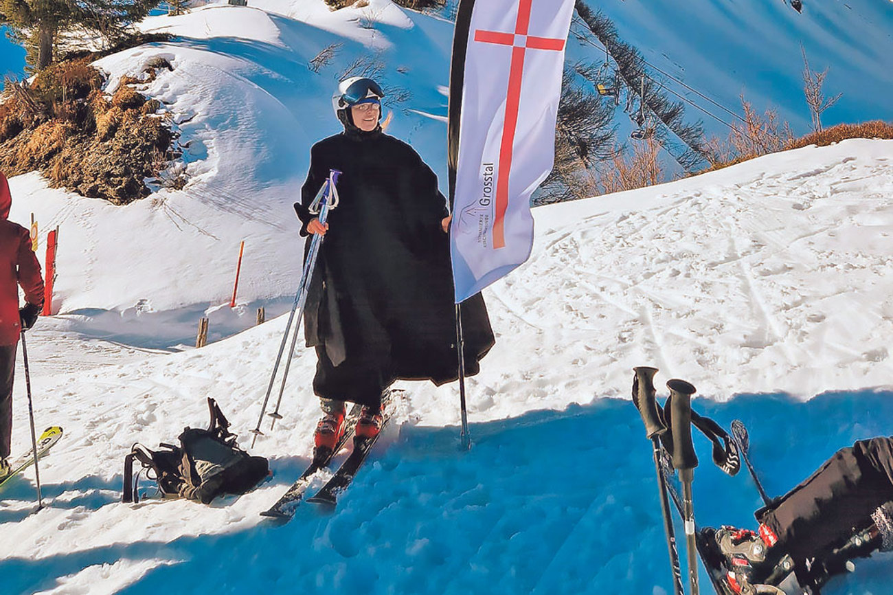 Pfarrerin Manja Pietzcker im Ski-Gottesdienst, umgeben von einem herrlichen Alpen­panorama: nahe an der Natur. | Foto: zvg