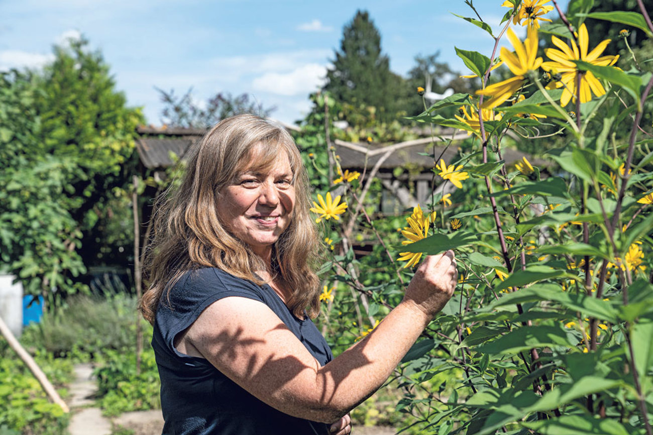 Gabriela Bütschi im Heks-Garten in Rheinfelden: Hier gedeihen nicht nur Bohnen und Tomaten, sondern Freundschaften. | Foto: Vera Rüttimann