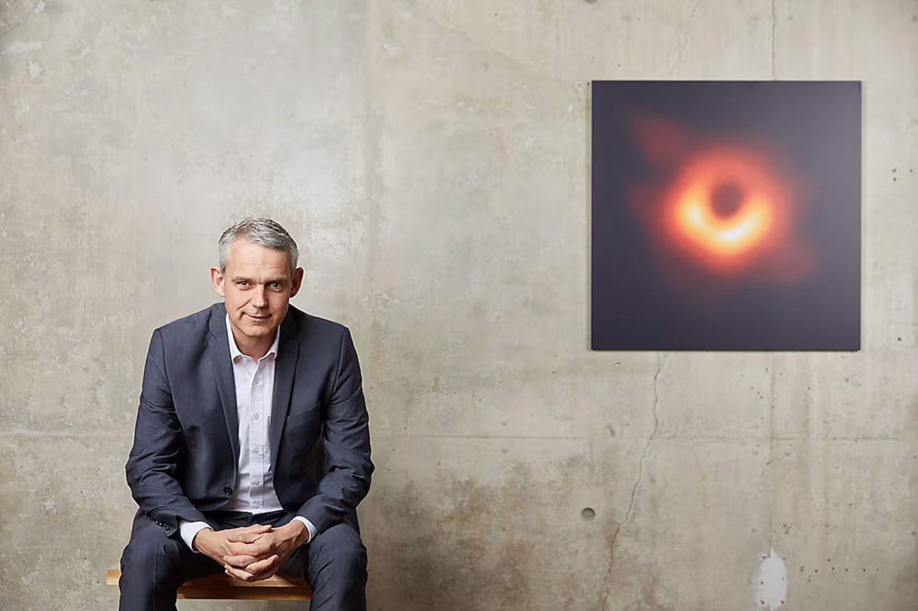 Der deutsche Astrophysiker Heino Falcke mit dem ersten Bild eines schwarzen Lochs. | Foto: Breuer