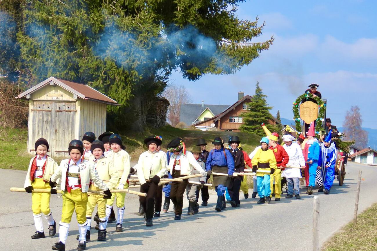 Beim «Buebebloch» in Stein AR ziehen Schulbuben einen geschmückten Wagen mit einem «Bloch», einem dicken, entasteten Stamm. Foto: Sonja Räss