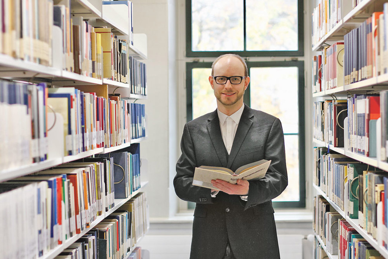 Raffael Sommerhalder schlägt die Dogmatik von Barth auf. Das Werk prägte die Theologie der Moderne. | Foto: Zuber