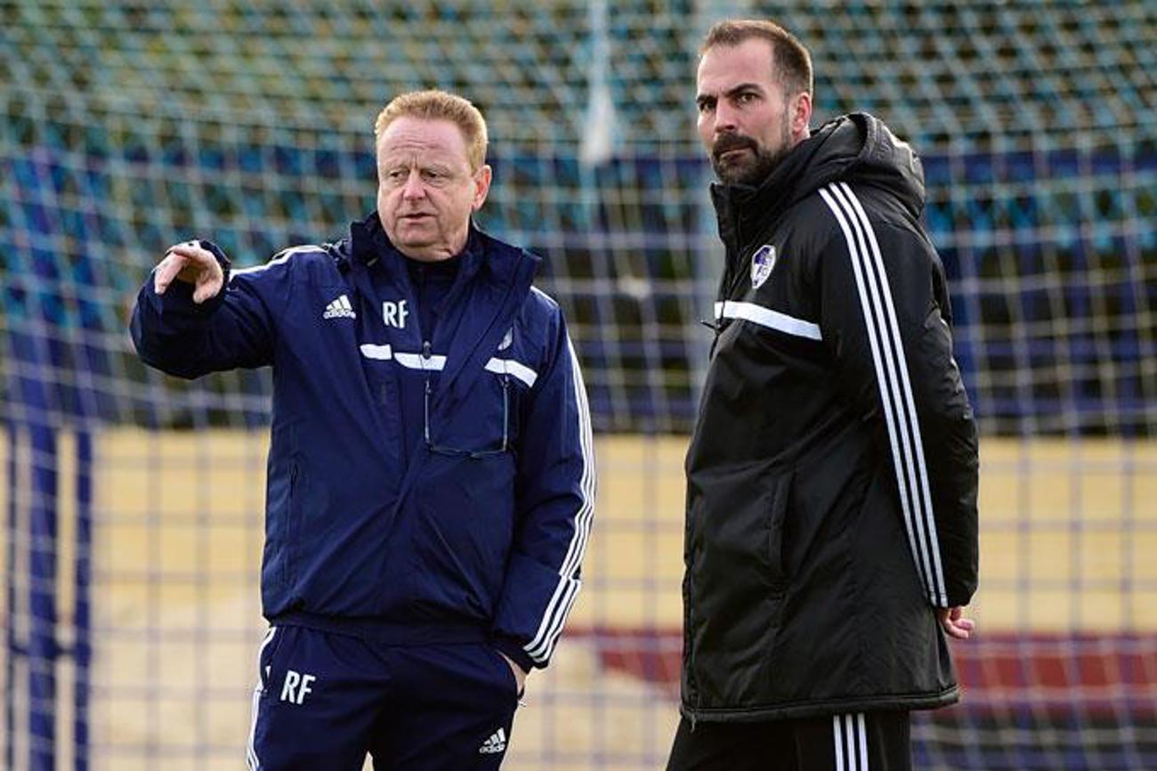 Trainingslager des FC Luzern in San Pedro, Spanien, im Januar 2015: Rolf Fringer, damals Sportchef in Luzern im Gespräch mit Trainer Markus Babbel. | Andy Mueller/freshfocus