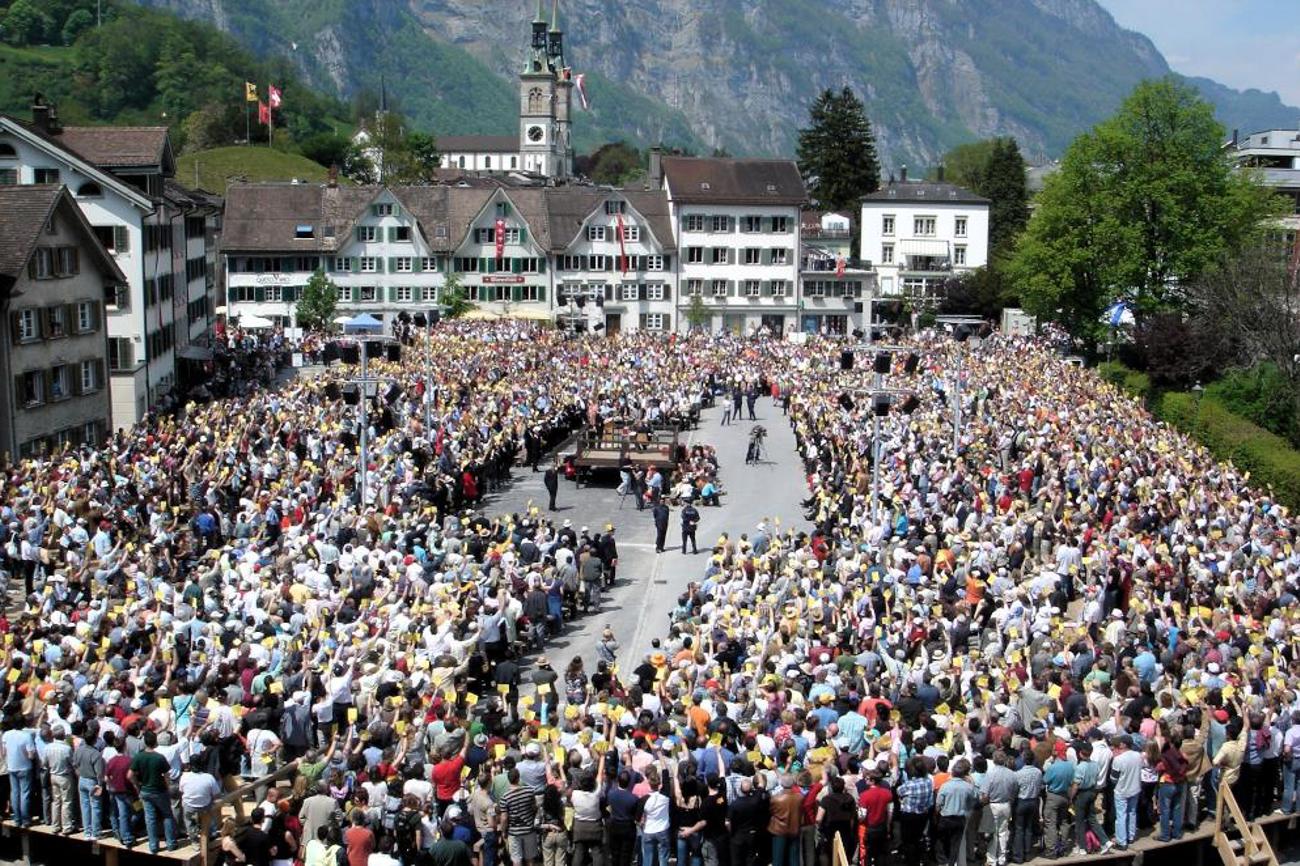 Die Landsgemeinde hat entschieden: Die Glarner Kirche soll weiterhin Steuern von Unternehmen erhalten. | Adrian Sulc, CC BY-SA 3.0