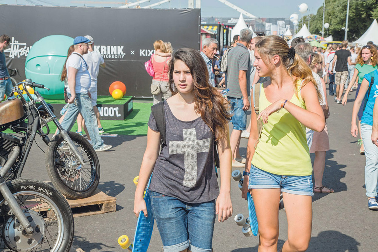 Das Kreuz auf dem T-Shirt: Die Mode sieht darin kein Problem. | epd-Bild