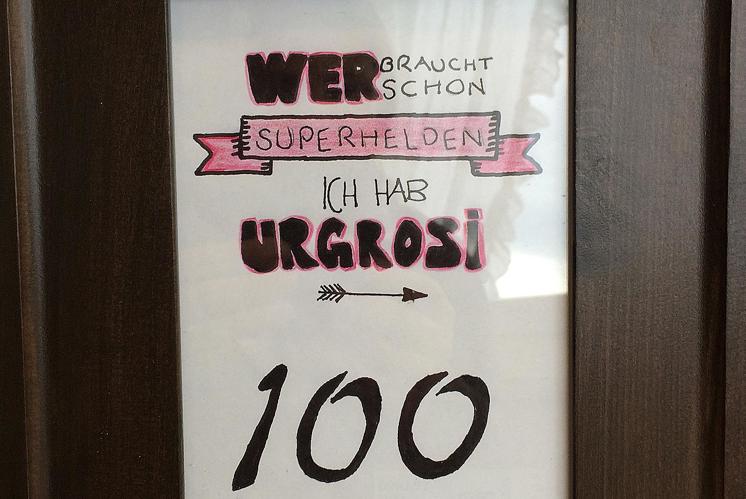 Superheldin mit 100