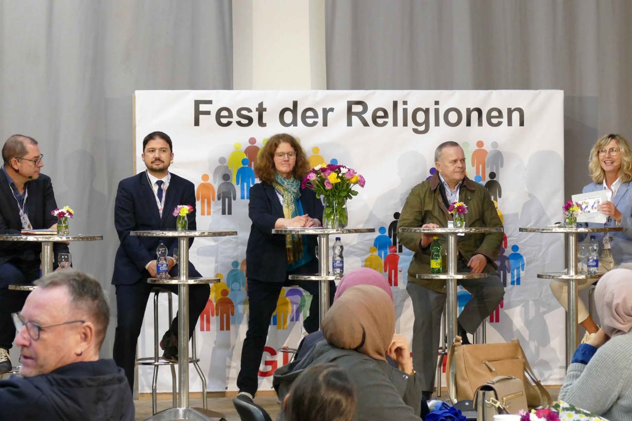 Podium zum Thema Frieden am Fest der Religionen 