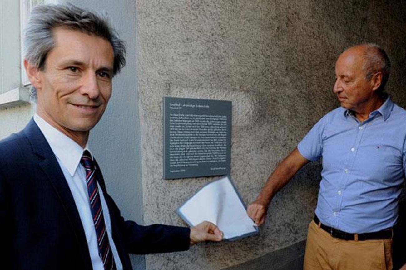 Der Schaffhauser Stadtpräsident Peter Neukomm (links) und Peter Bösch, Präsident der Evangelischen Allianz Schaffhausen, enthüllen die Gedenktafel, die an die im Mittelalter ermordeten Juden erinnert.|Bruno Bührer