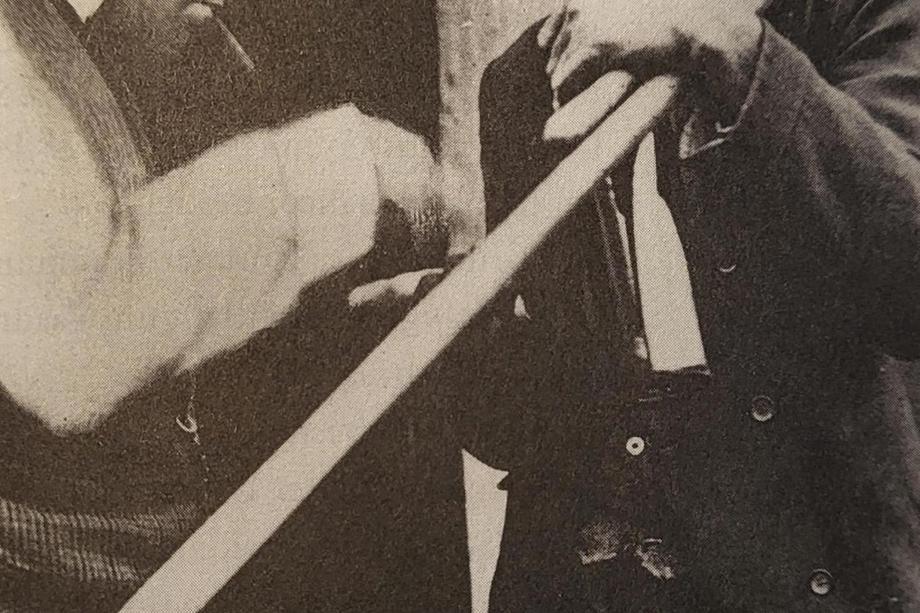 Wolfensberger zählt dem Sigristen von Fuldera Geld in die Hand.
Foto: zvg.