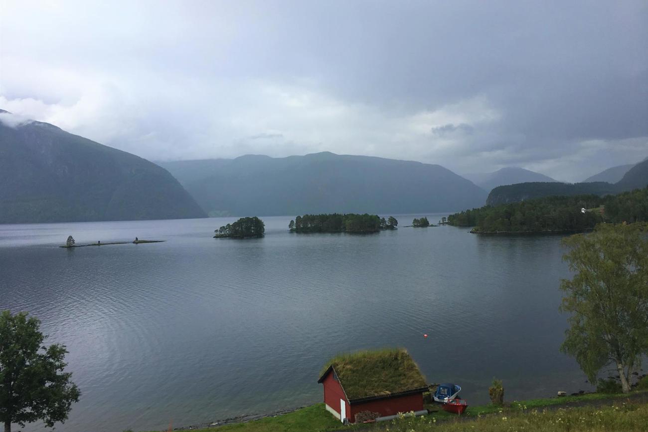Norwegen ist geprägt von seinen Fjorden und Seen. Auf dem Bootshaus wachsen in dem feucht-kühlen Klima grüne Haare. Foto: Matthias Golling.