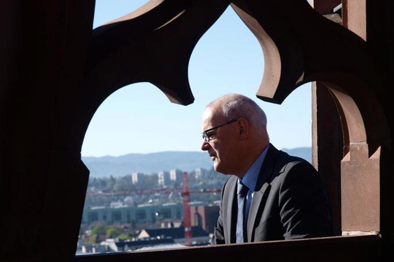 Der Basler Kirchenratspräsident Lukas Kundert auf dem Münsterturm: Trotz Mitgliederschwund sieht er für die Kirche eine positive Zukunft. | Claude Giger