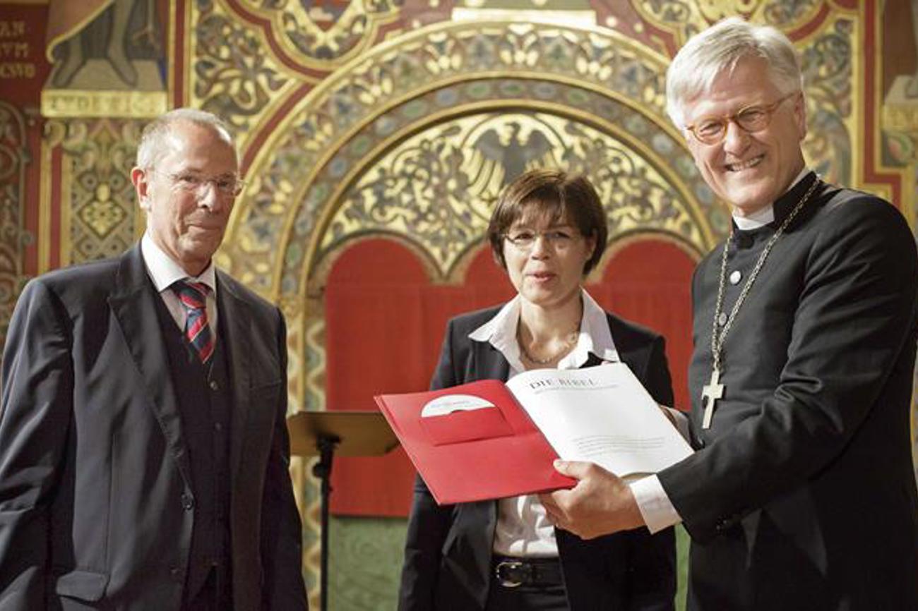 Letzten September auf der Wartburg: Wo der deutsche Reformator einst seine Bibel übersetzte, übergaben Theologen dem Ratsvorsitzenden der Evangelischen Kirche Heinrich Bedford-Strohm (rechts) die neue Fassung der Lutherbibel. | epd-bild