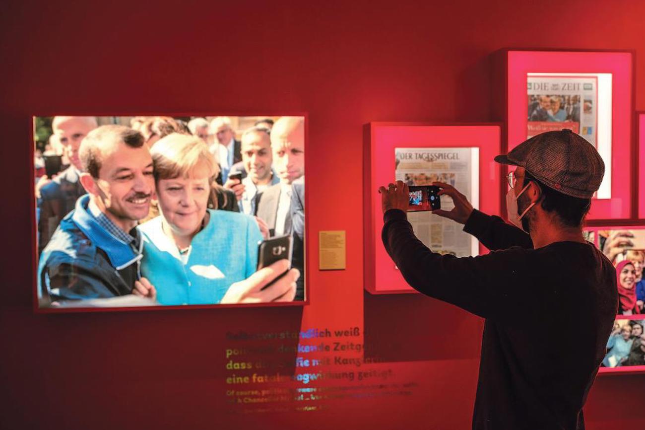 Ein Flüchtling macht ein Foto mit Bundeskanzlerin Angela Merkel. Das Foto wird bis Januar in der Ausstellung «Immer Ich. Faszination Selfie» des Zeitgeschichtlichen Forums Leipzig gezeigt. |epd-bild/Jens Schulze