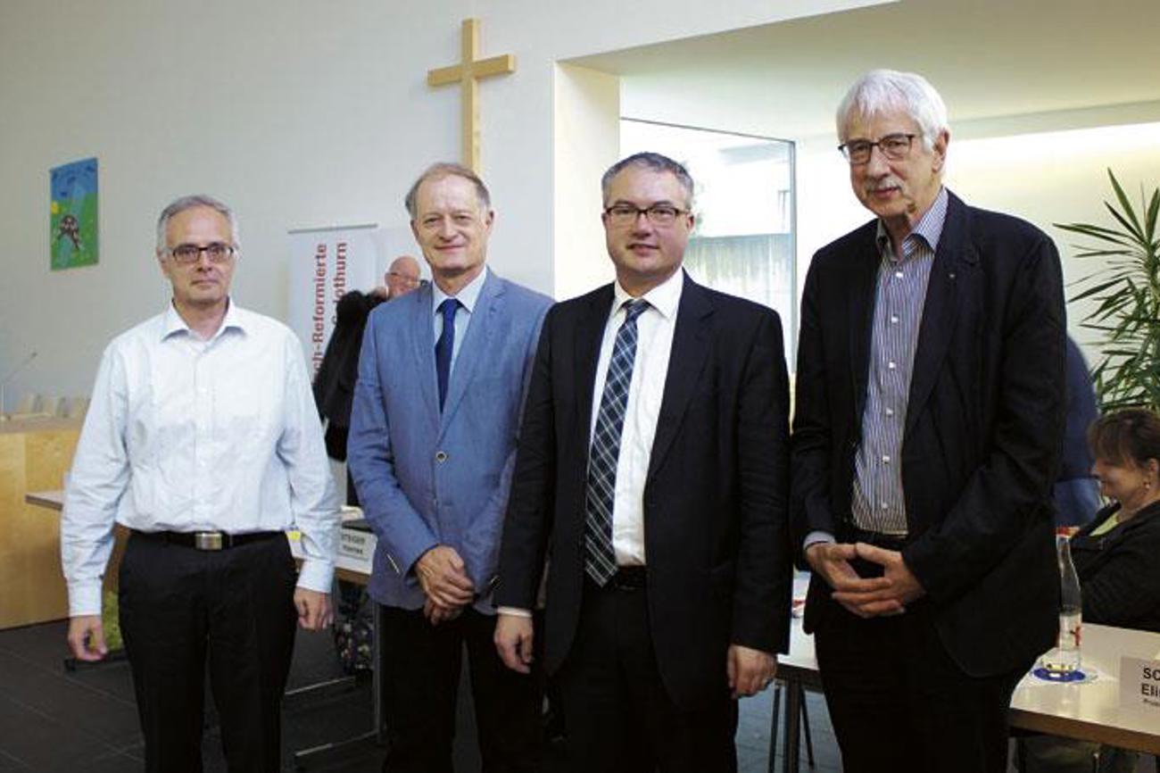 Hoher Besuch an der Synode: Clemens Ackermann, Präsident des Christkatholischen Synodalverbands, Dieter Altenburger,
Leiter Kirchenwesen Kanton Solothurn, Regierungsrat Remo Ankli, ehemaliger Regierungsrat Klaus Fischer. (v. l.) | tz